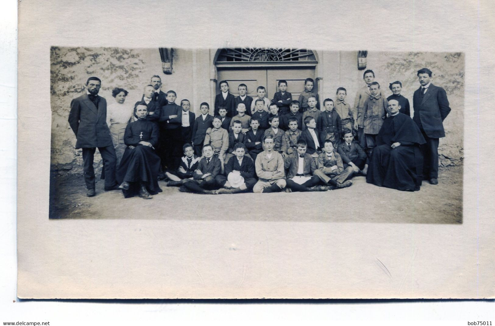 Carte Photo D'une Classe De Jeune Garcon élégant Avec Leurs Professeur Dans Une école Catholique Vers 1910 - Personas Anónimos