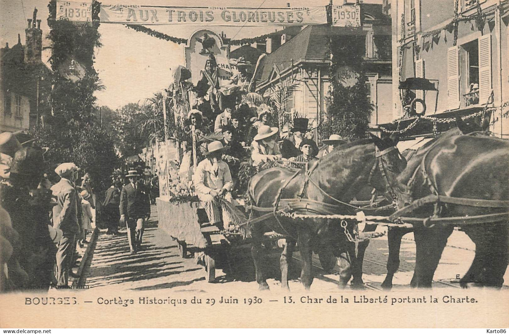 Bourges * Le Cortège Historique Du 29 Juin 1930 * Le Char De La Liberté Portant La Charte * Kermesse Cavalcade - Bourges