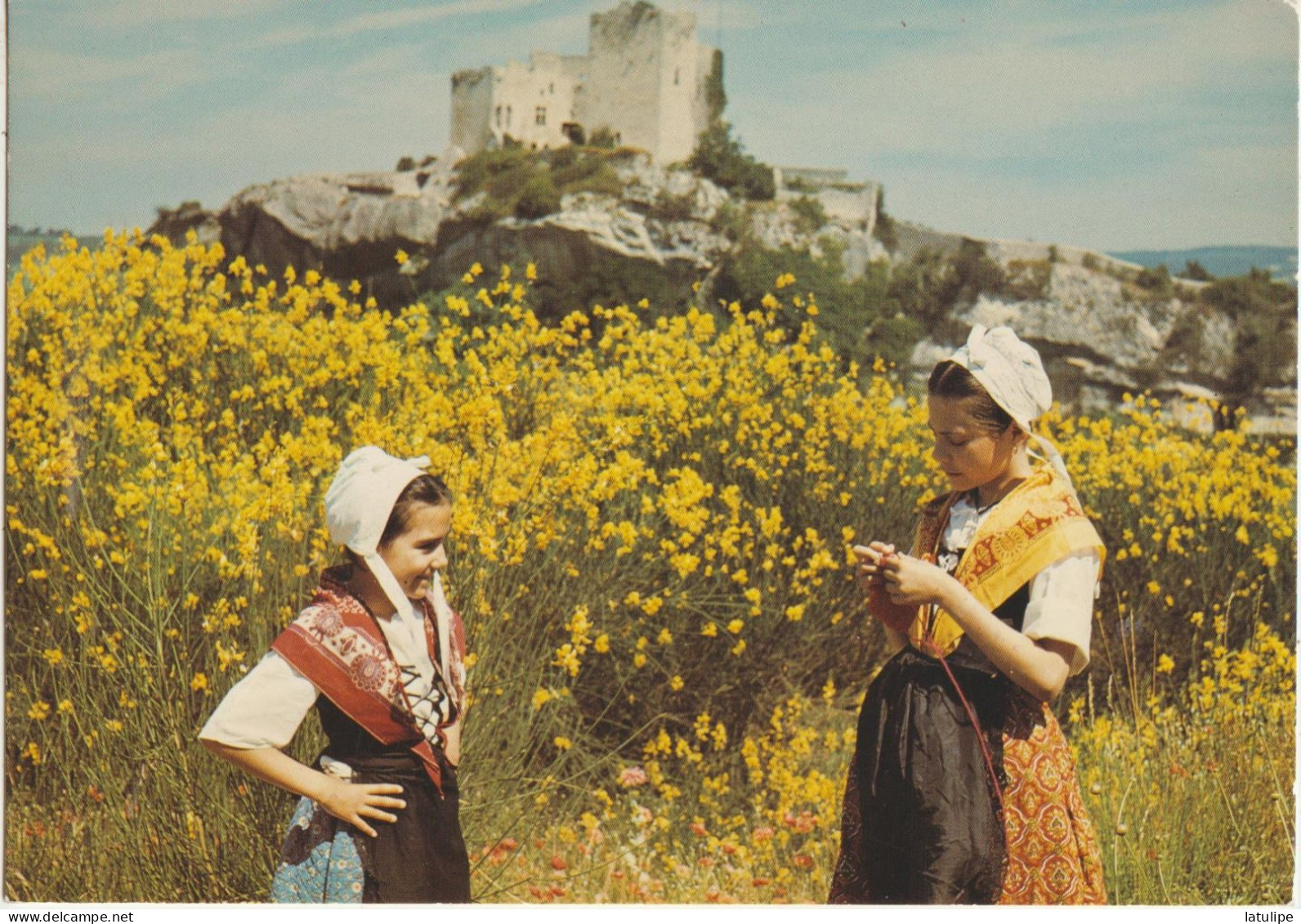 Cavaillon 84   Carte Circulée  2 Jeunes Fille En Costume Provençales Dans Les Genets - Cavaillon