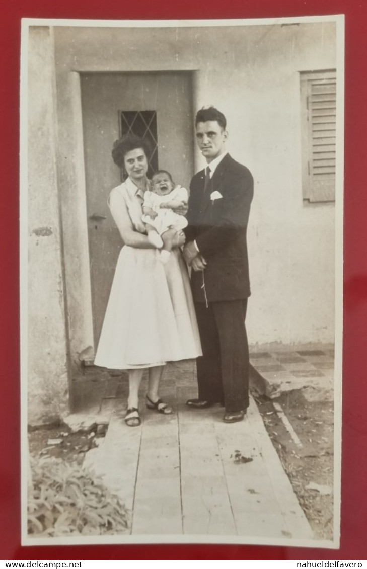 PH - Ph Original - Couple Avec Leur Petit Bébé Posant à La Porte De Leur Maison - Personas Anónimos