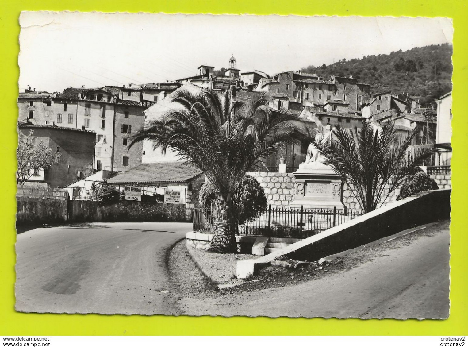 83 SEILLANS Vers Fayence N°28 Entrée Village Monument Aux Morts En 1962 PUB Hôtel Restaurant Les Lavandins VOIR DOS - Fayence