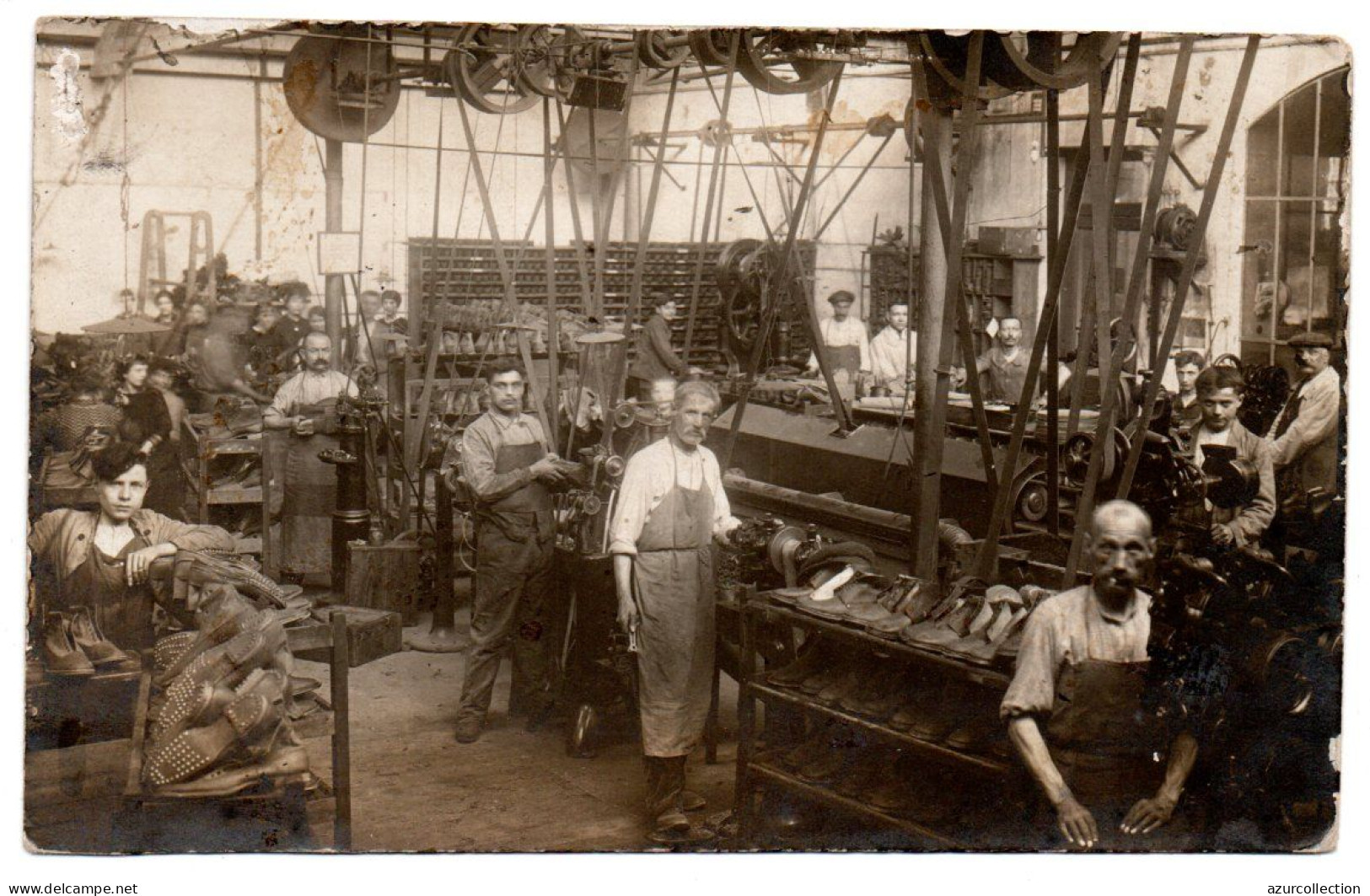 Intérieur D'une Fabrique De Chaussures. Carte Photo Animée Non Située. Photo De Soldat Au Verso - Industrie