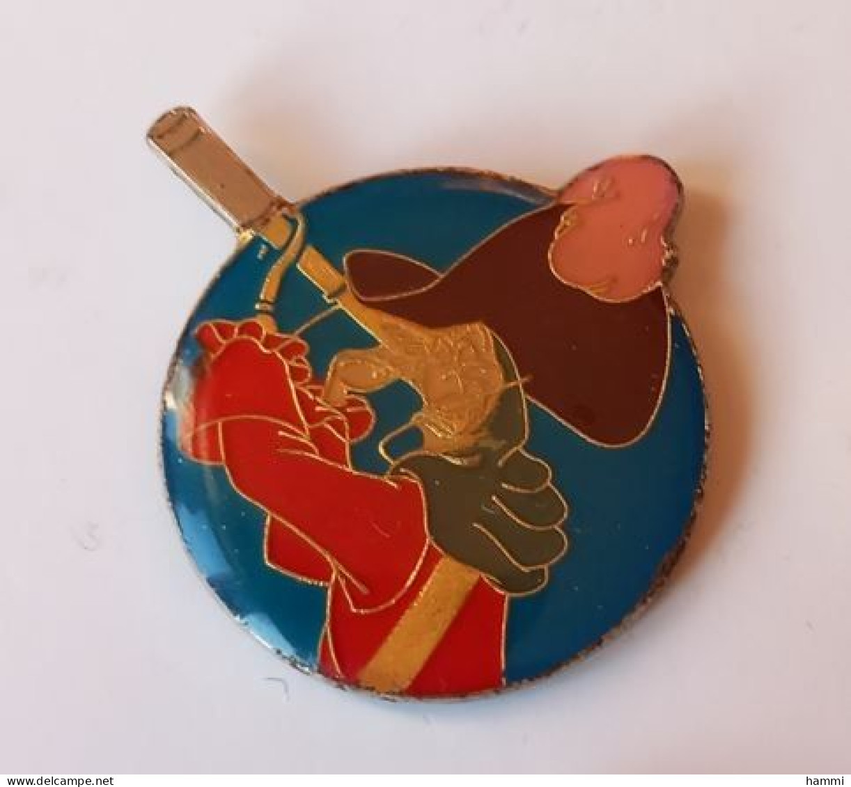 B293 Pin's Disney Peter Pan Le Corsaire Pirate Avec Longue Vue Achat Immédiat - Disney