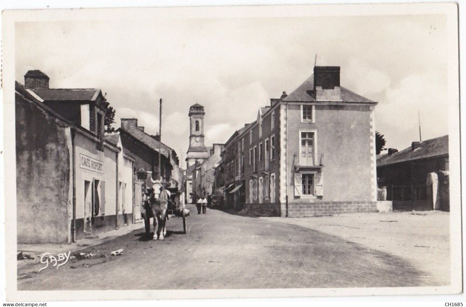 SAINT-ETIENNE-de-MONTLUC (44) Café Ropert . Calèche . Eglise . Grande Rue Et Champ De Foire. Carte Photo - Saint Etienne De Montluc