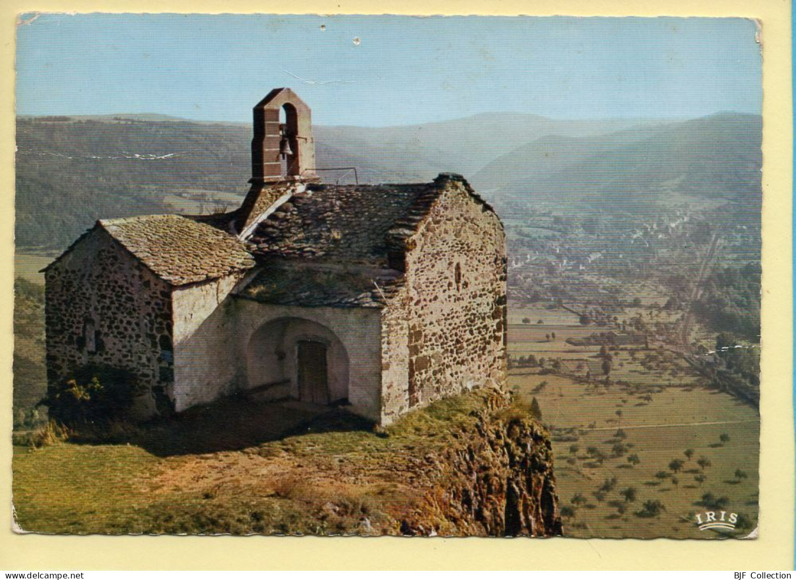 Auvergne : Une Vieille église Pleine De Caractère / CPSM (voir Scan Recto/verso) - Auvergne