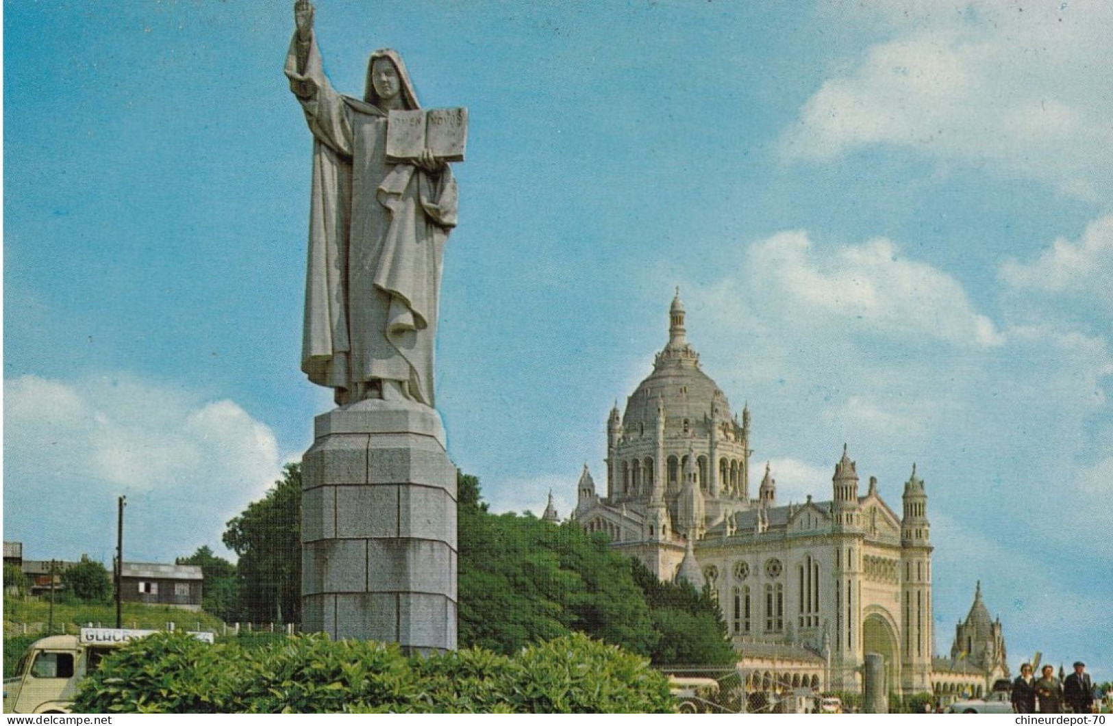 France Calvados Lisieux Statue De Sainte-Thérèse De L'Enfant Jésus Et La Basilique - Lisieux