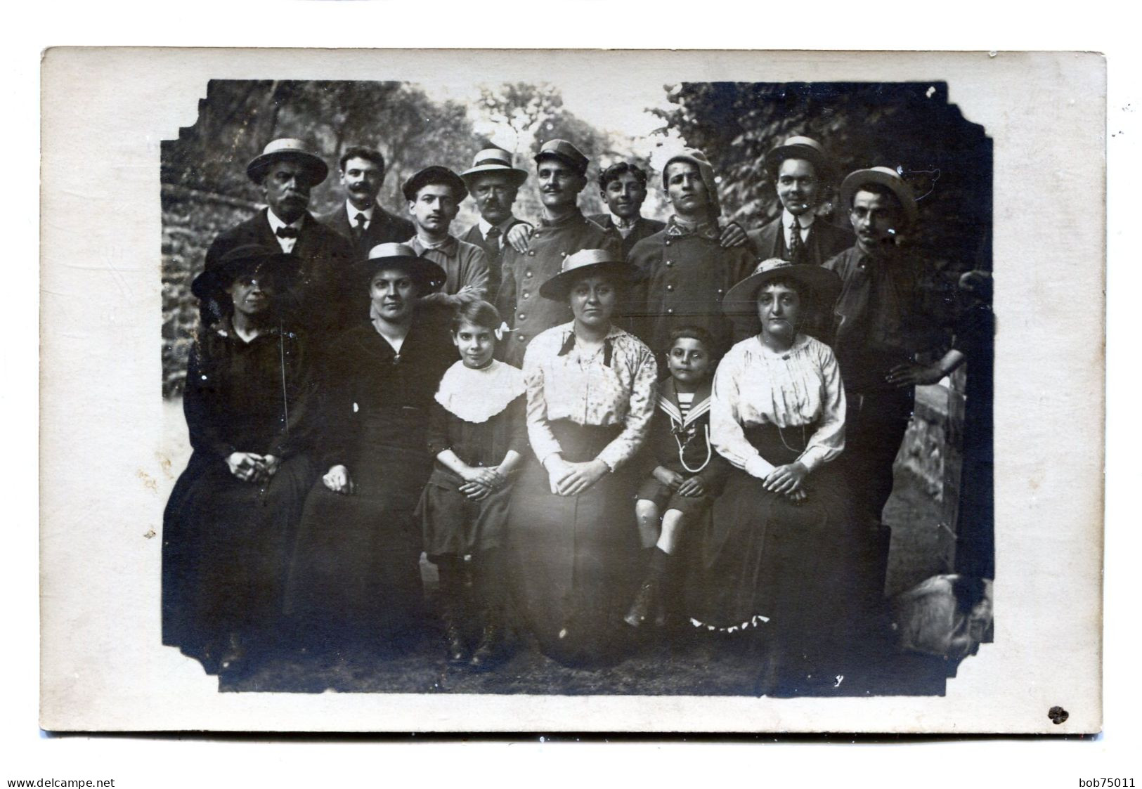 Carte Photo D'une Famille élégante Avec Deux Soldat Francais Posant Dans Leurs Jardin Vers 1915 - Personas Anónimos