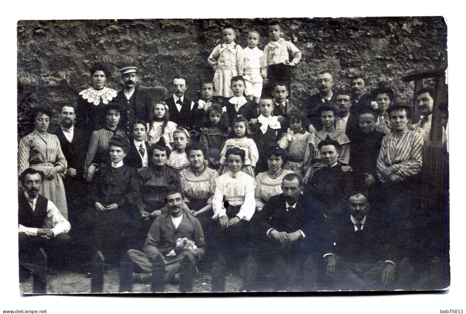 Carte Photo D'une Famille élégante Posant Dans La Cour De Leurs Maison En 1905 - Anonymous Persons