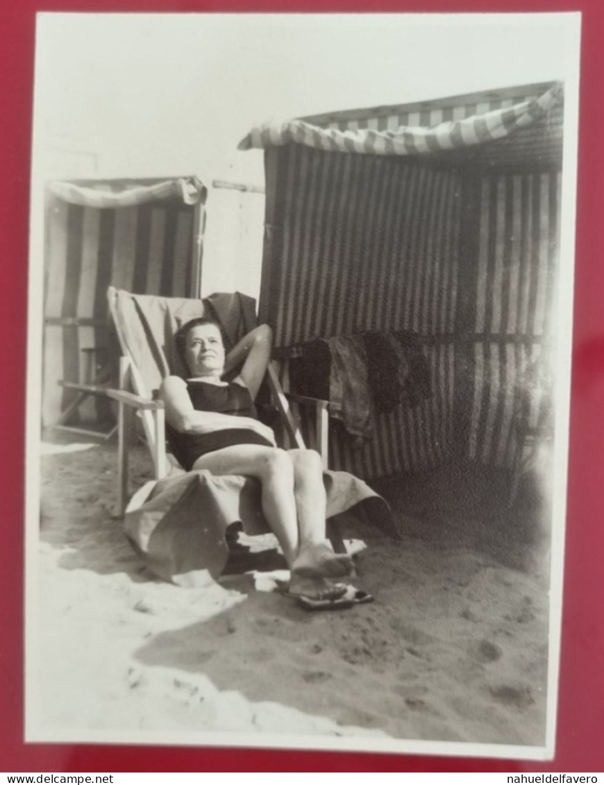 PH - Ph Original - Femme Reposant Sur Une Chaise Longue Sur La Plage De Mar Del Plata, Argentine, Années 1950 - Anonieme Personen