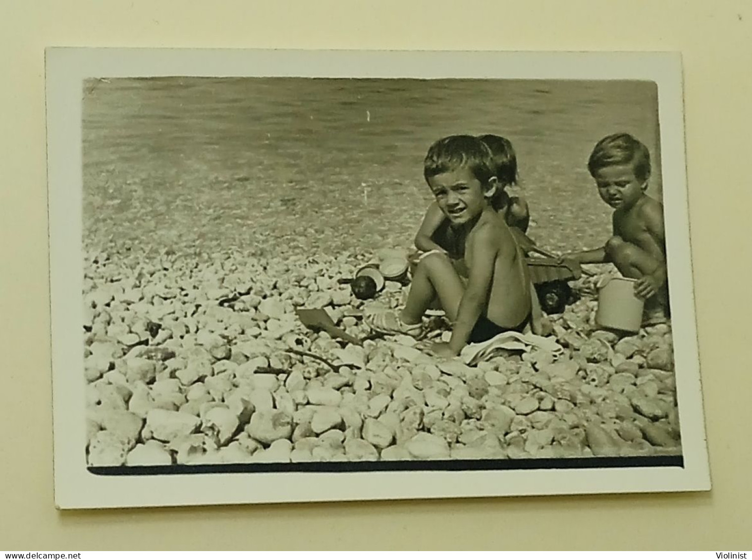 Children Are Playing On The Beach - Anonyme Personen