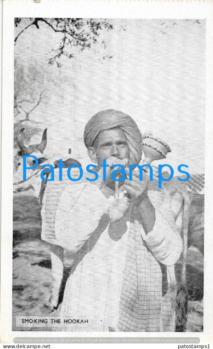 228982 NEPAL COSTUMES NATIVE SMOKING THE HOOKAH POSTAL POSTCARD - Nepal