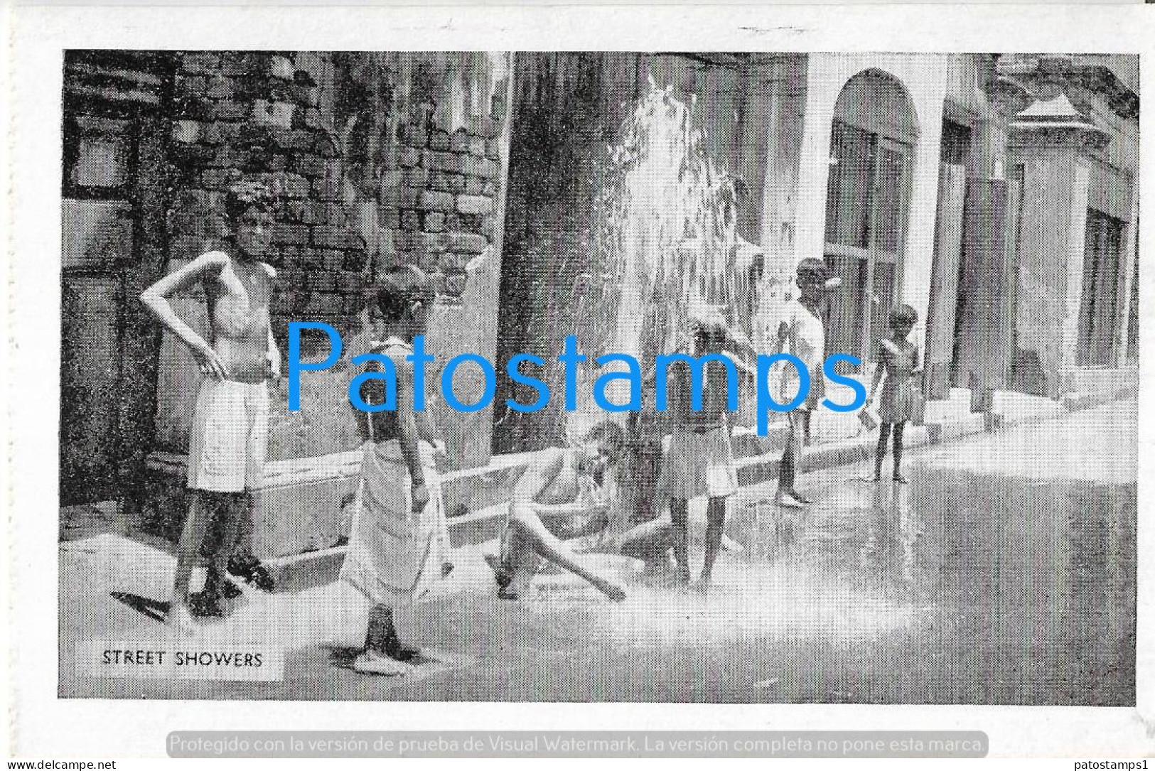 228984 NEPAL COSTUMES NATIVE IN STREET SHOWERS POSTAL POSTCARD - Nepal