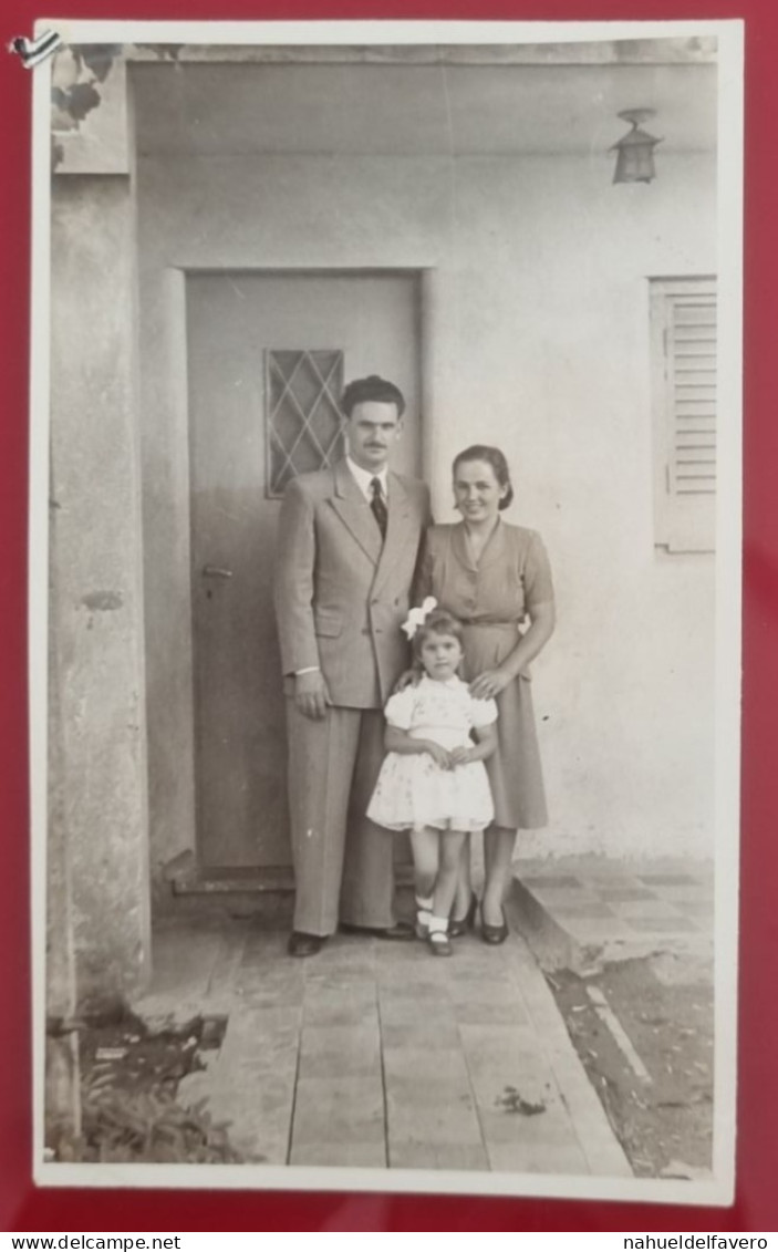 PH - Ph Original - Couple Avec Leur Petite Fille Posant à La Porte De Leur Maison - Anonyme Personen