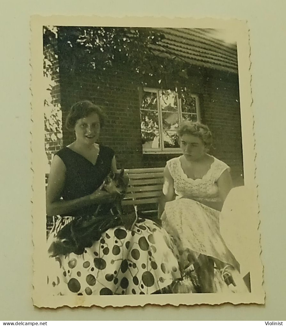 Two Girls And "Bambi" - Photo Muller, Rotenburg/Hann. - Personnes Anonymes