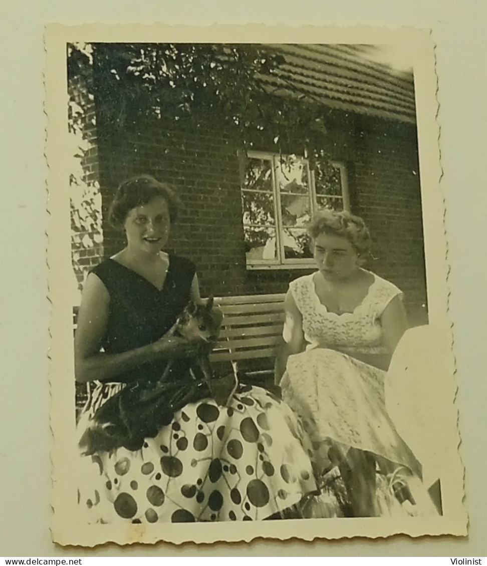 Two Girls And "Bambi" - Photo Muller, Rotenburg/Hann. - Anonyme Personen