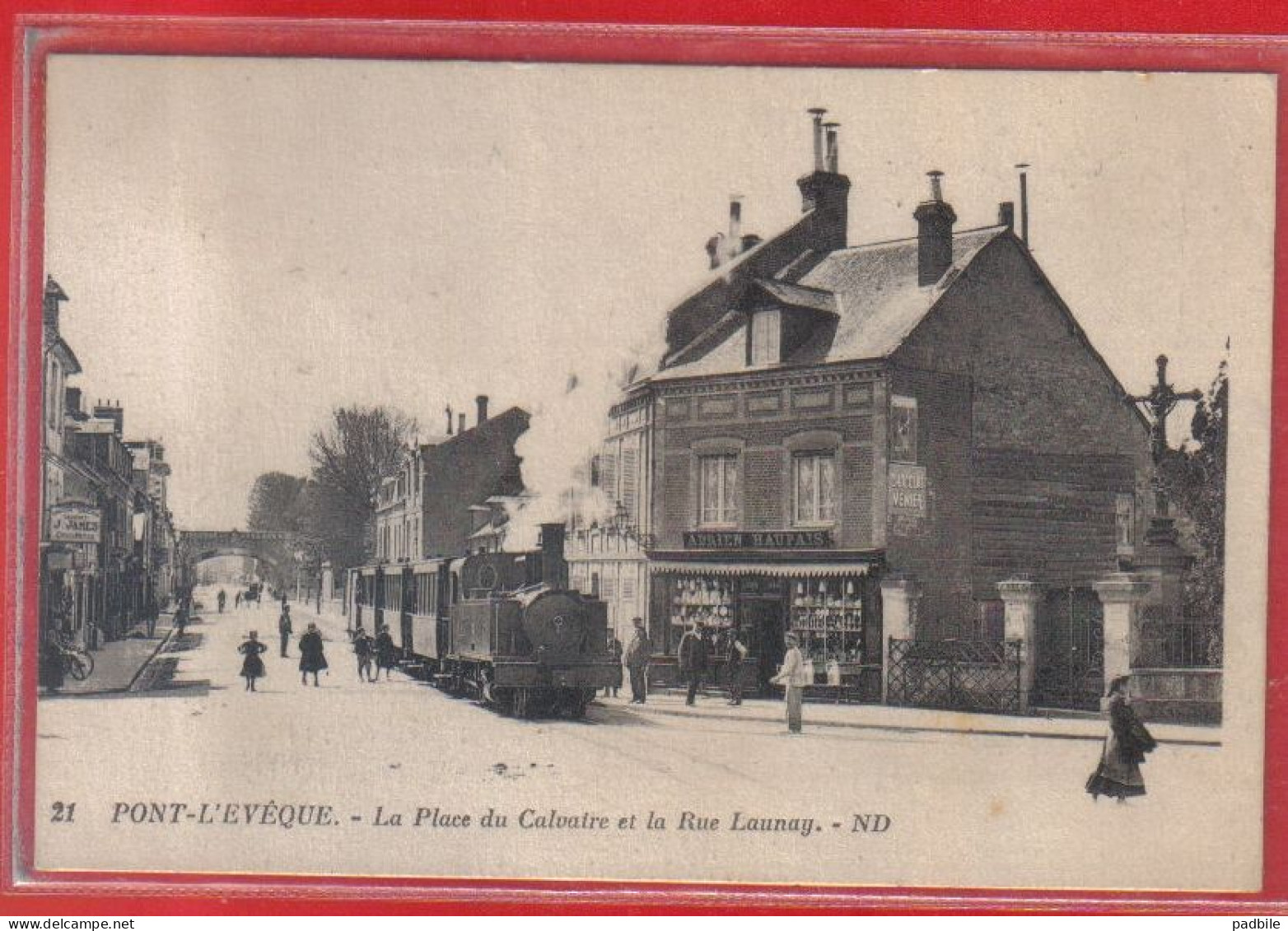 Carte Postale 14. Pont-l'Evêque  Train Vapeur Place Du Calvaire Et Rue Launay  Très Beau Plan - Pont-l'Evèque