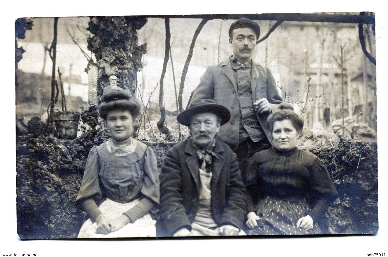 Carte Photo D'une Famille élégante Posant Dans Leurs Jardin Vers 1910 - Personnes Anonymes