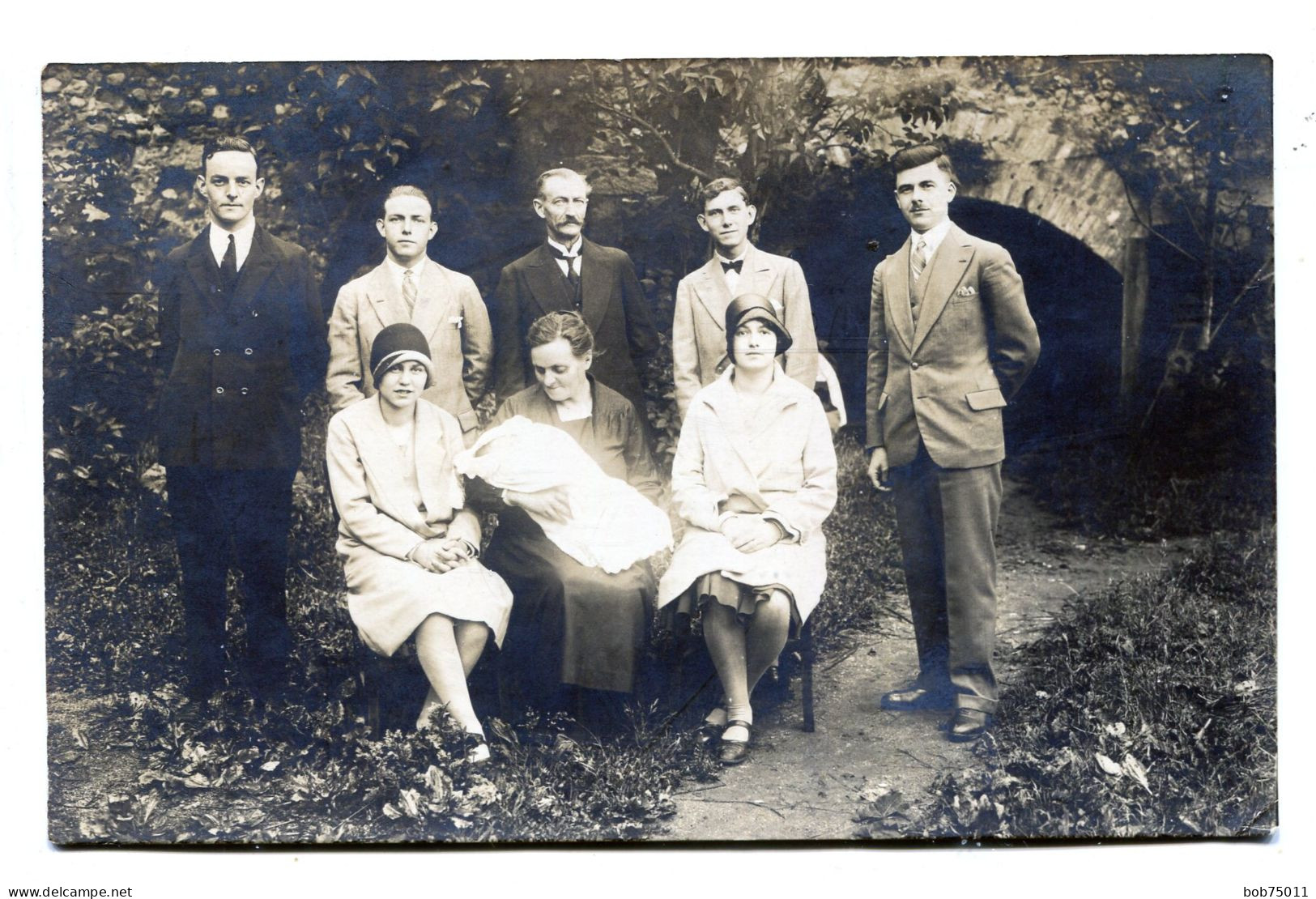Carte Photo D'une Famille élégante Posant Dans Leurs Jardin Vers 1930 - Anonieme Personen