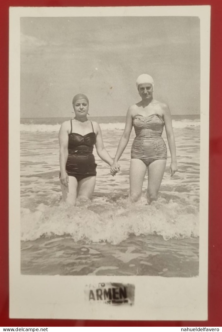 PH - Ph Original - Mère Et Fille Profitant De La Mer à Mar Del Plata, Argentine 1958 - Personnes Anonymes