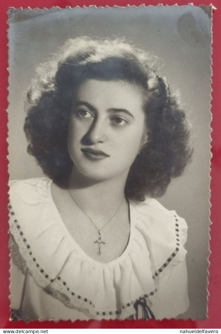 PH - Ph Original - Portrait D'une Jeune Femme Avec Une Croix Sur Le Cou 1950 - Anonyme Personen