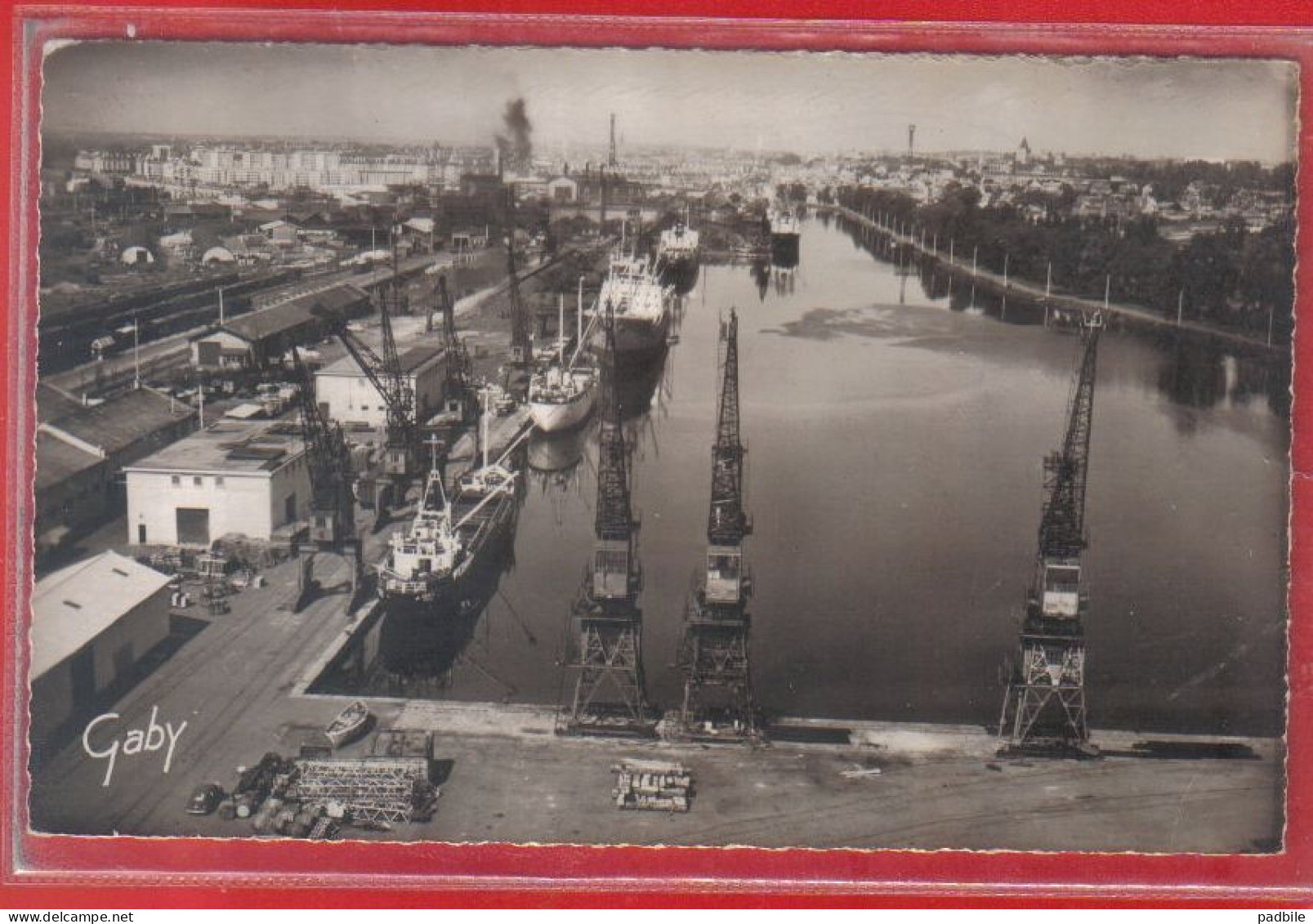 Carte Postale 14. Caen Les Grues Et Cargos Dans Le Port  Très Beau Plan - Caen