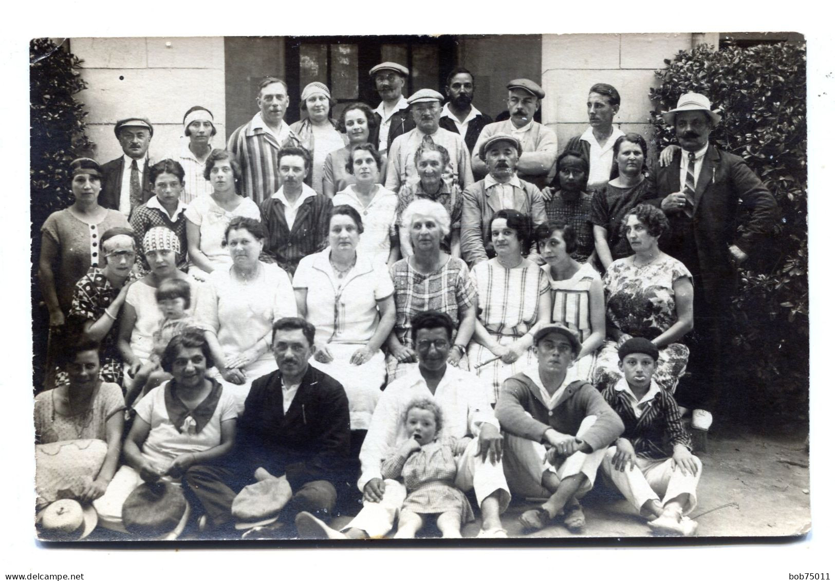 Carte Photo D'une Famille élégante Posant Devant Leurs Maison Vers 1930 - Anonymous Persons