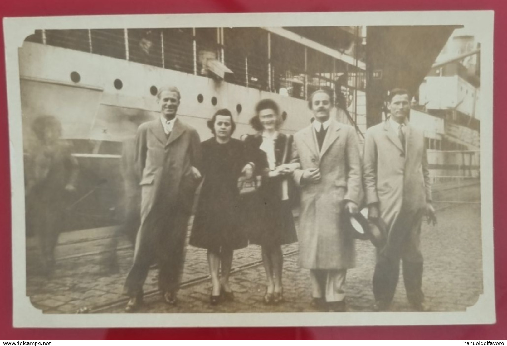 PH - Ph Original - Hommes Et Femmes Dans Le Port Posant Avant De Monter à Bord D’un Grand Paquebot 1947 - Anonymous Persons