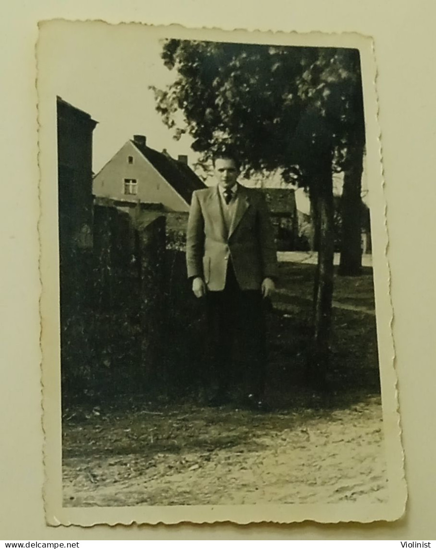 A Man Stands On The Street-photo Gewinn,Zossen-Germany - Lieux