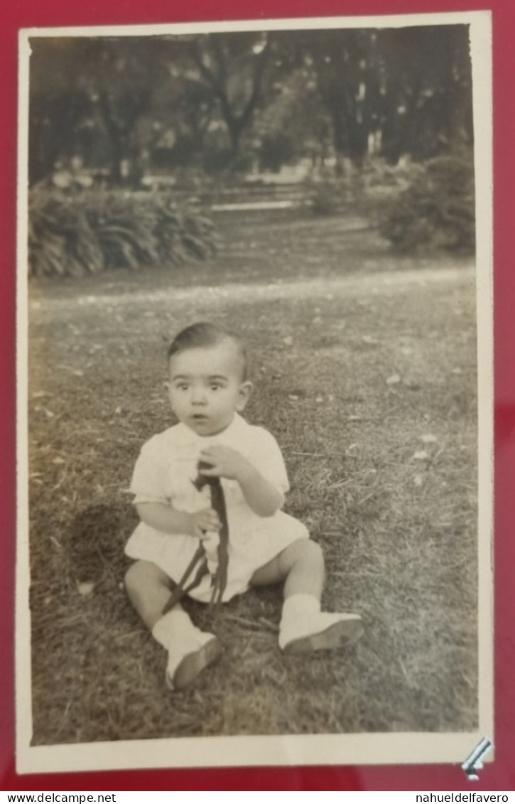 PH - Ph Original - Garçon Surpris Assis Dans Un Parc, Jouant Avec Sa Petite Girafe 1950 - Anonymous Persons