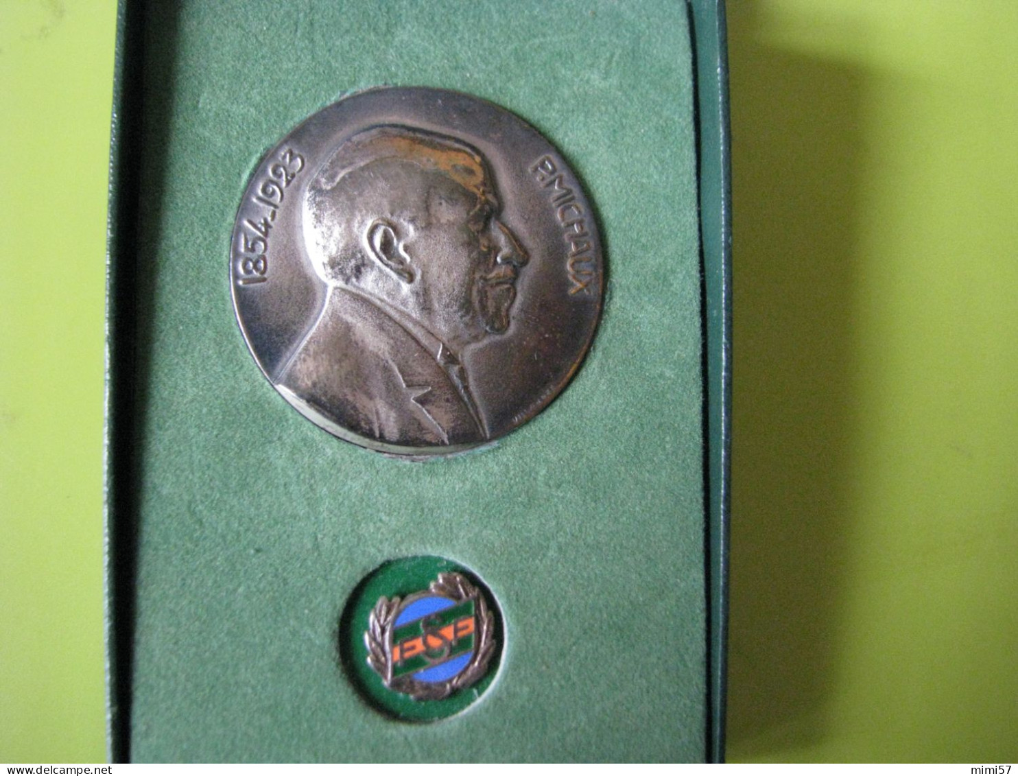 Médaille  De Paul Michaux F.S.C.F. Avec Pins Dans Un Boitier - Professionals / Firms