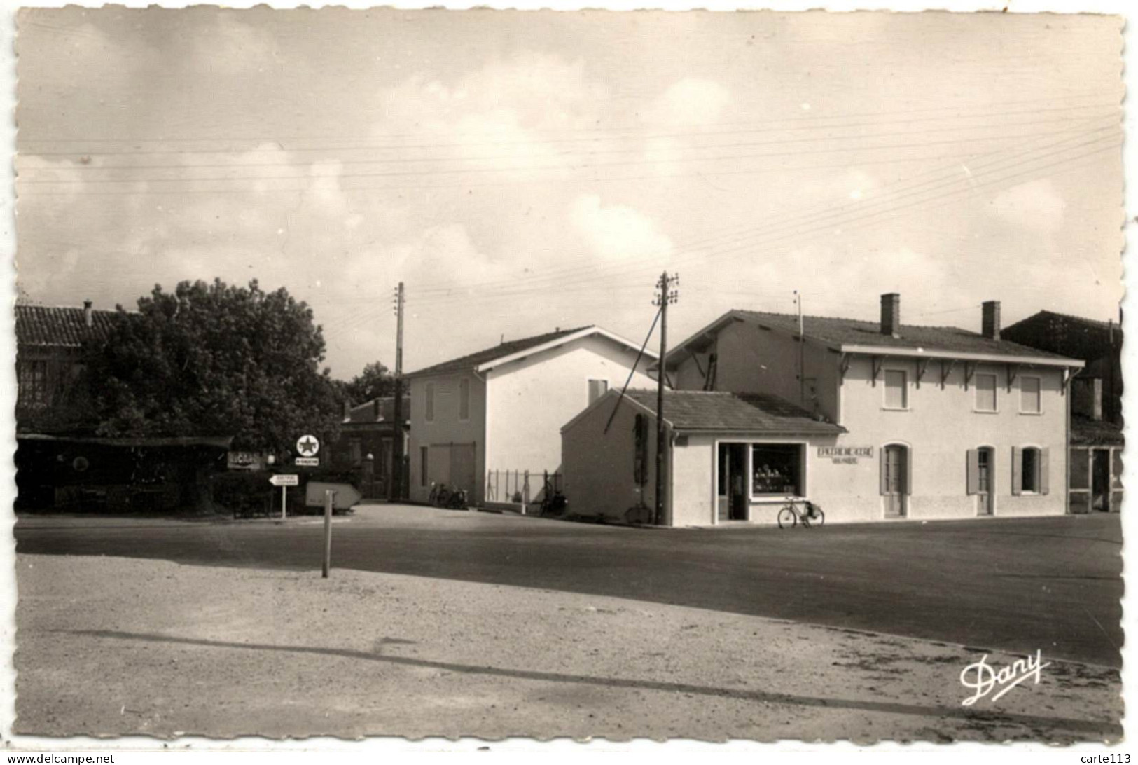 33 - B26447CPSM - VENDAYS - MONTALIVET - Place - épicerie Vélo - Très Bon état - GIRONDE - Andere & Zonder Classificatie