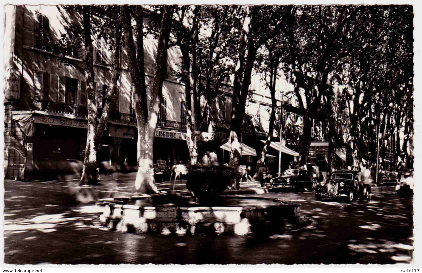 13 - B24468CPSM - AIX EN PROVENCE - Vieille Fontaine Et Le Cours - Vedette, Traction - Parfait état - BOUCHES-DU-RHONE - Aix En Provence