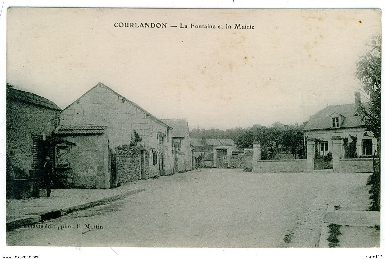51 - B2907CPA - COURLANDON - La Fontaine Et La Mairie - Très Bon état - MARNE - Autres & Non Classés