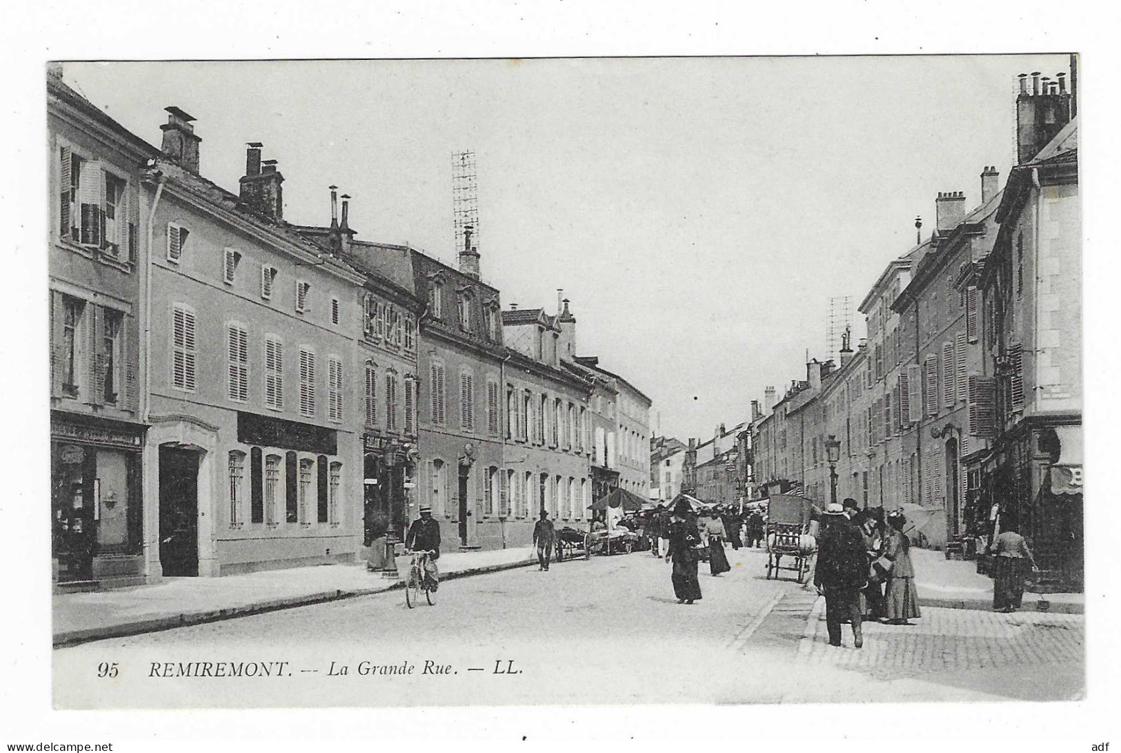 CPA ANIMEE REMIREMONT, ANIMATION DANS LA GRANDE RUE, VOSGES 88 - Remiremont