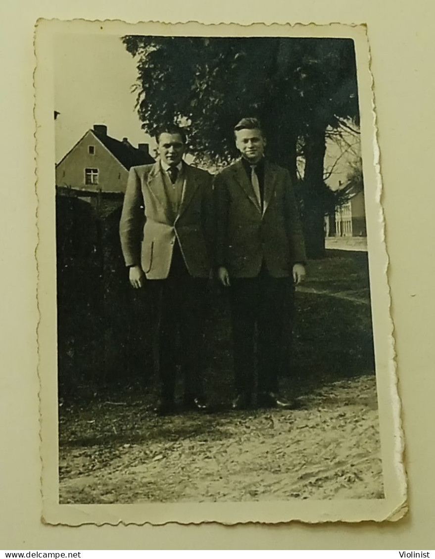 Two Men Stand On The Street-photo Gewinn, Zossen-Germany - Plaatsen