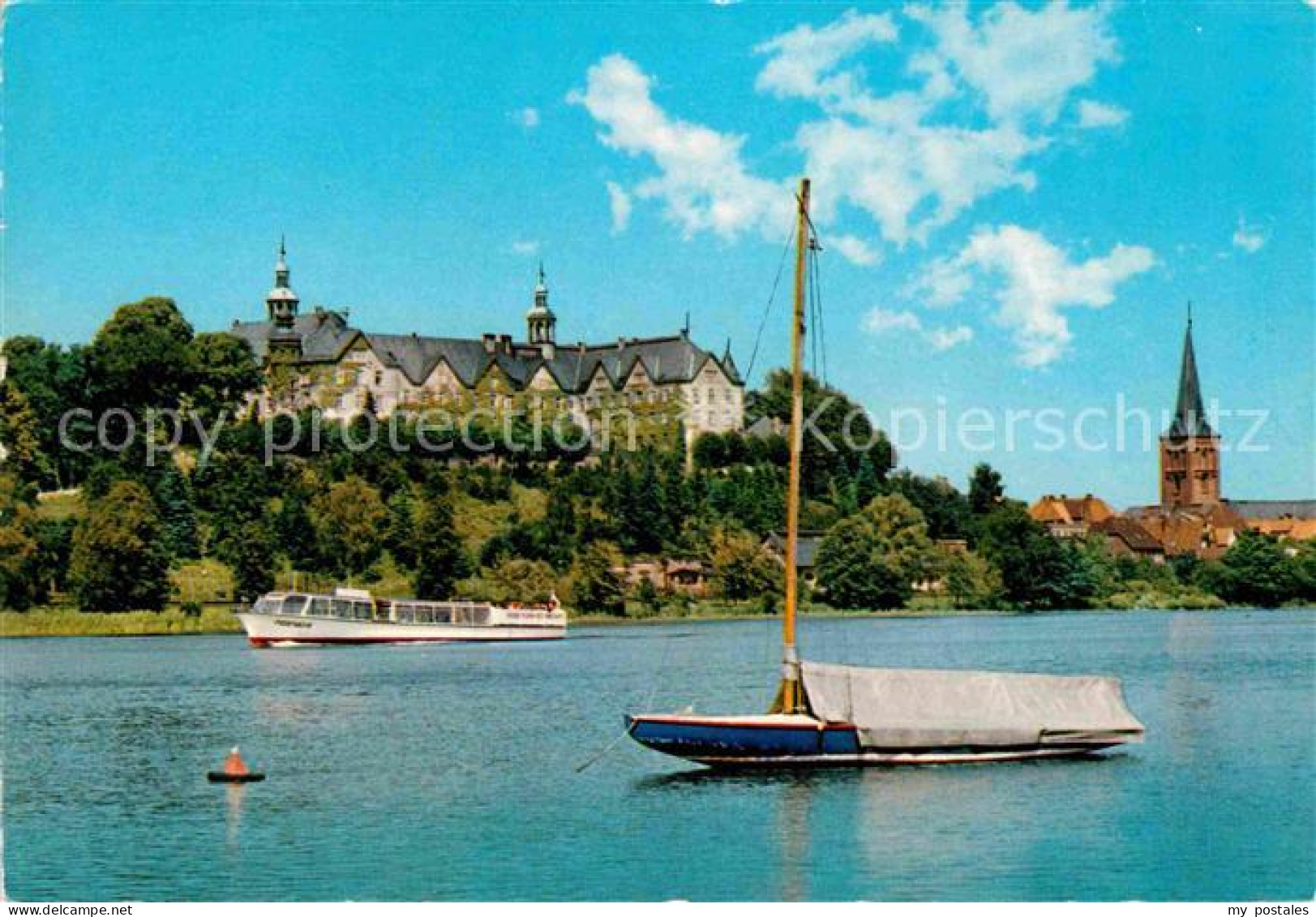 72724844 Ploen See Blick Auf Schloss Und Kirche Segelboot Ausflugsboot Naturpark - Plön