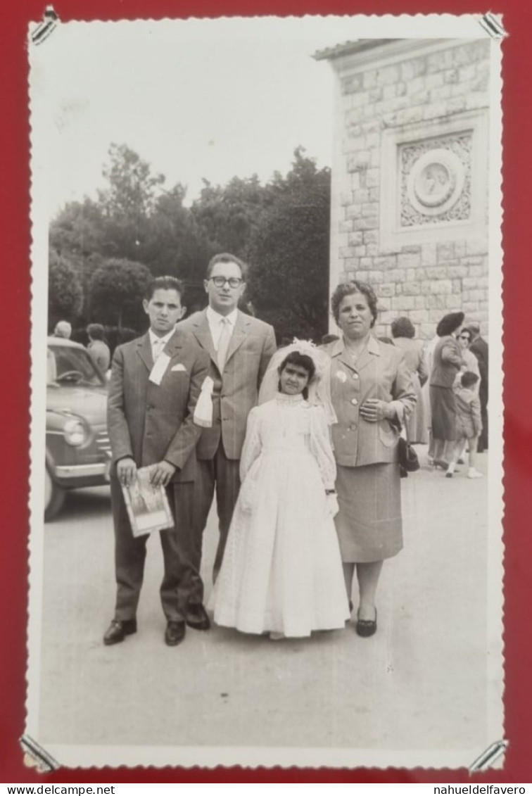 PH - Ph Original - Père Et Mère Avec Leurs Enfants Le Jour De Leur Communion Devant L'Église - Anonyme Personen