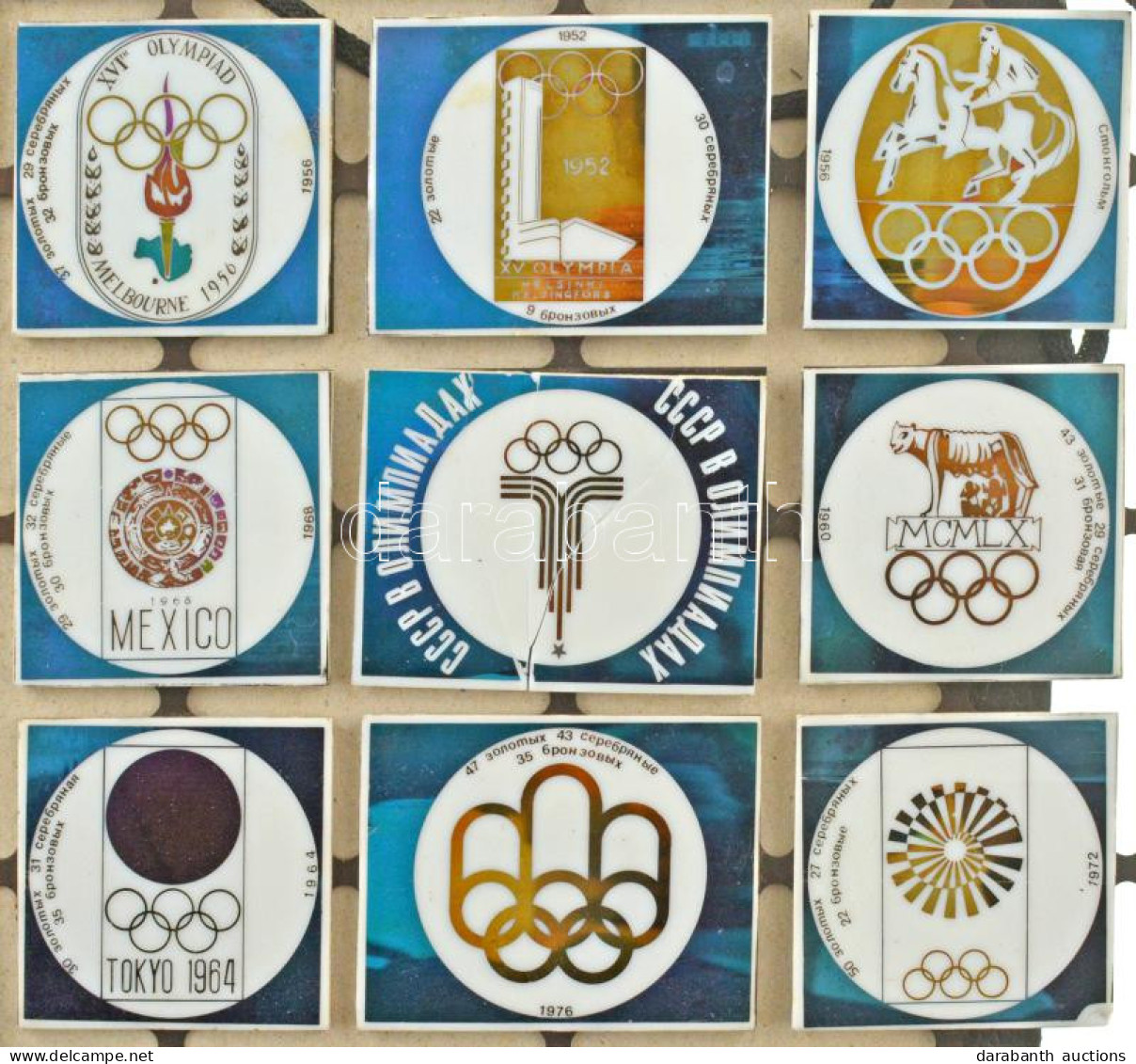 Szovjetunió ~1976. 9db-os Olimpiai Porcelán Emlékplakett Szett Felakasztható Fém Lapra Ragasztva (46x46mm (6db), 46x58mm - Unclassified