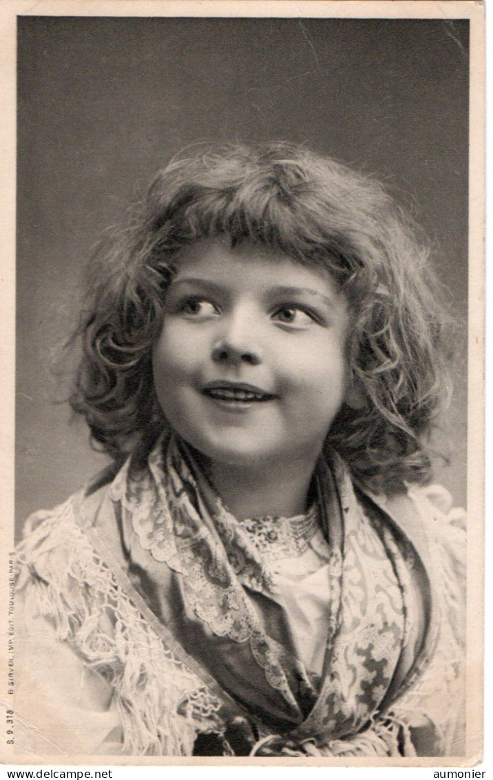 Jeune Fille Souriant Et Prenant La Pose . - Portraits