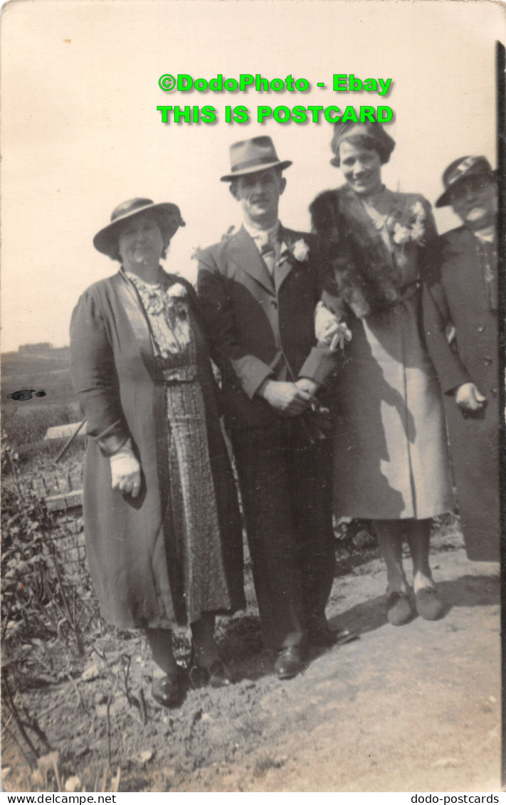 R420996 A Man In A Suit With Three Women. Postcard - World