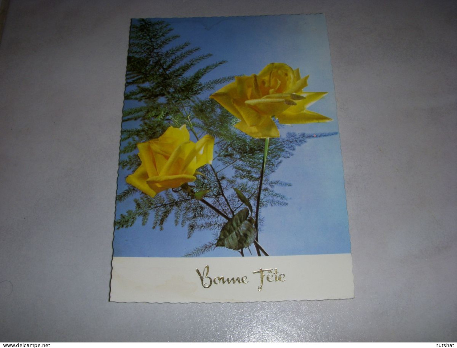 CP CARTE POSTALE BONNE FETE FLEURS 2 ROSES JAUNE FOND BLEU - Vierge - Sonstige & Ohne Zuordnung