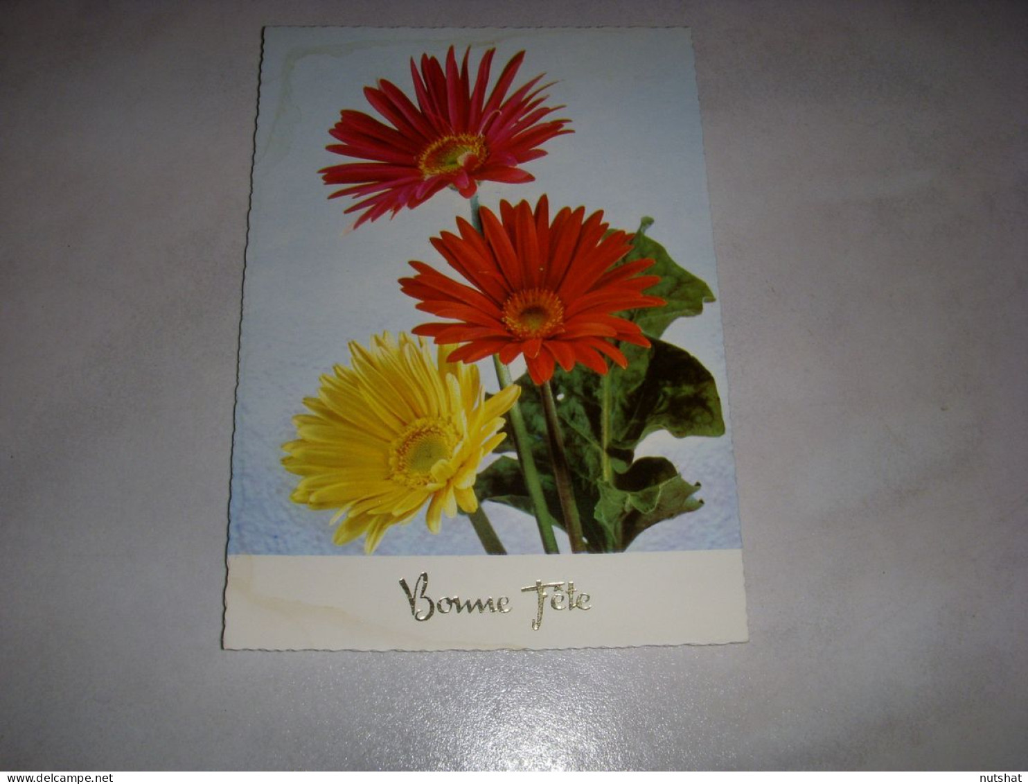 CP CARTE POSTALE BONNE FETE FLEURS 3 FLEURS ROUGE JAUNE FOND CLAIR - Vierge - Sonstige & Ohne Zuordnung