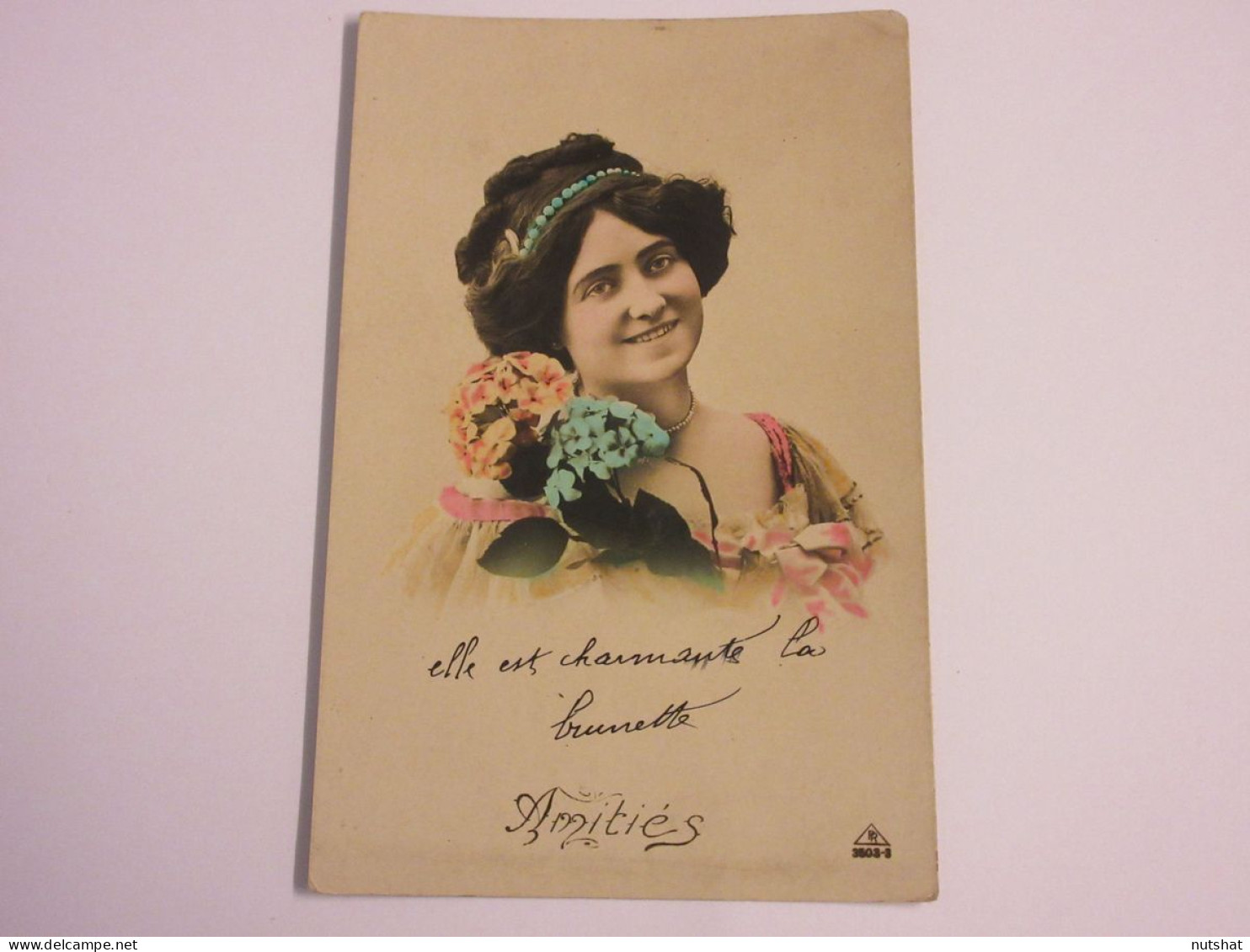 CP CARTE POSTALE ANCIENNE AMITIES ELLE EST CHARMANTE LA BRUNETTE                 - Frauen