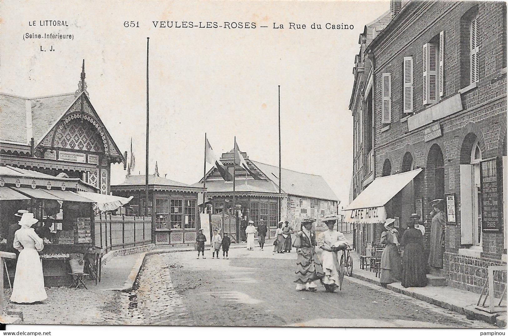 76 - VEULES LES ROSES - Rue Du Casino - Animée - Veules Les Roses