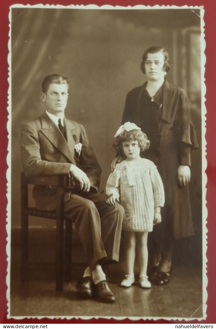 PH - Ph Original - Portrait D'un Homme Assis Avec Sa Femme Et Sa Petite Fille Debout à Côté De Lui 1936 - Anonieme Personen