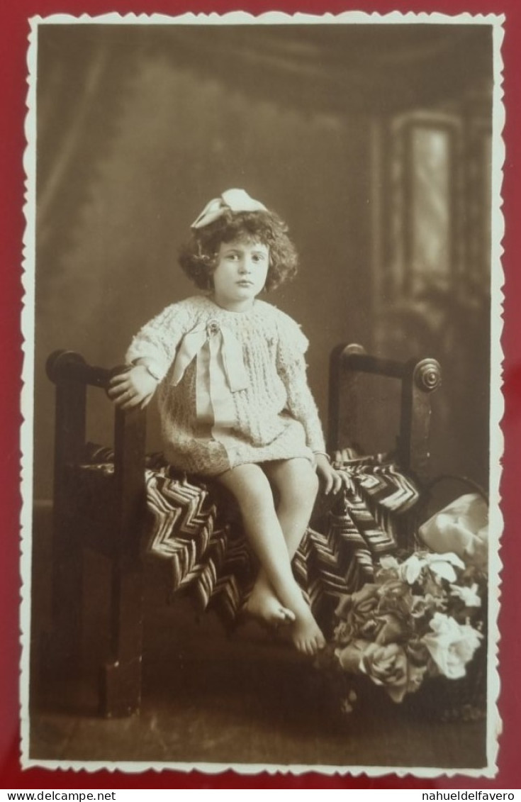 PH - Ph Original - Portrait D'une Petite Fille Assise Dans Un Fauteuil Privé 1936 - Anonymous Persons