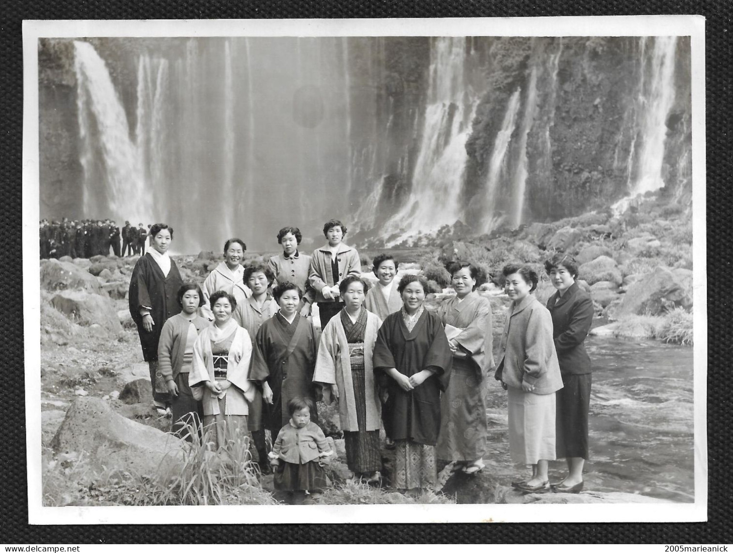 JAPON Photo Ancienne Originale D'un Groupe De Femmes Devant Une Cascade Avec Au Loin Un Groupe D'hommes Format 12x15cm - Azië