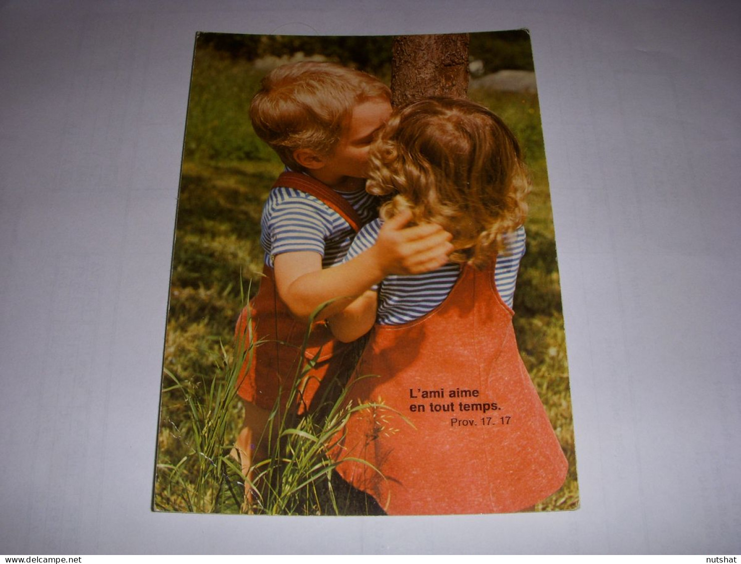 CP CARTE POSTALE MESSAGE ENFANTS S'EMBRASSANT L'ami Aime En Tout Temps ECRITE - Scenes & Landscapes