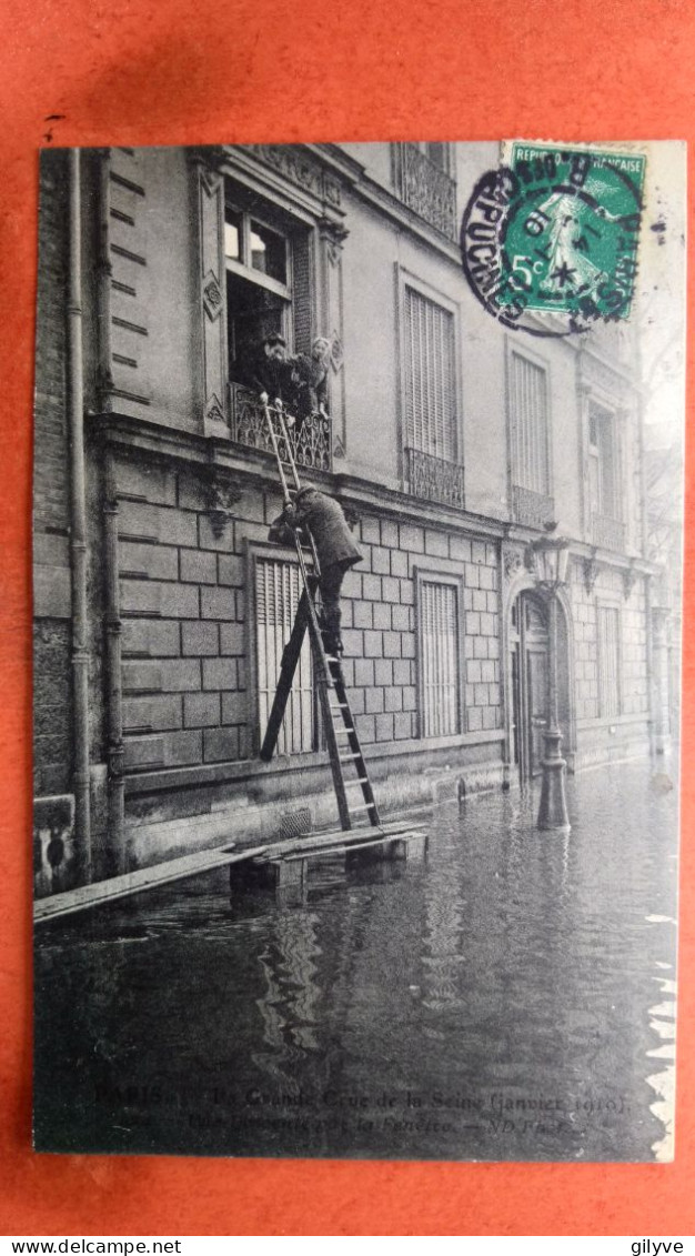 CPA (75) Inondations De Paris.1910.Une Descente Par La Fenêtre.  (7A.854) - La Crecida Del Sena De 1910