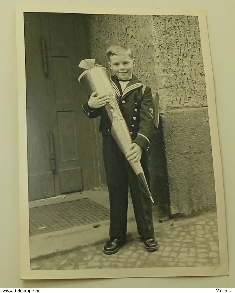 A Boy Starts School - Photo By Heinz O. Jurisch, Berlin - Personnes Anonymes